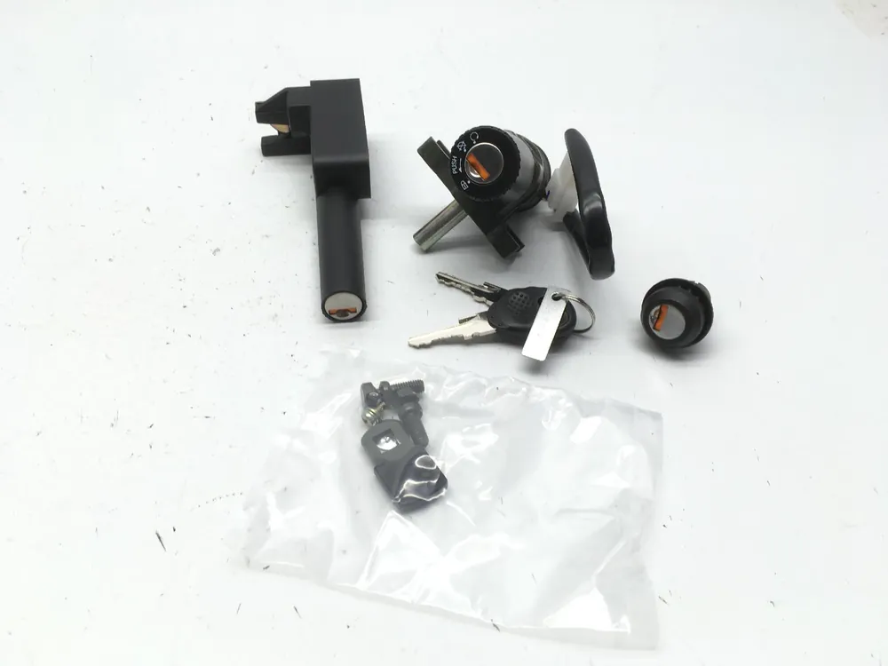 Reso Gratuito Aprilia sr ditech (rlb10) 50 kit accensione con serrature e chiavi 2000 2004
