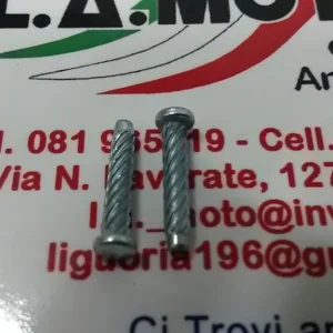 Spedizione Espresso RIBATTINO RIVETTO PER FISSAGGIO COPERCHIO SERRATURA PER VESPA 50 90 125 150 200 SPECIAL PX PE